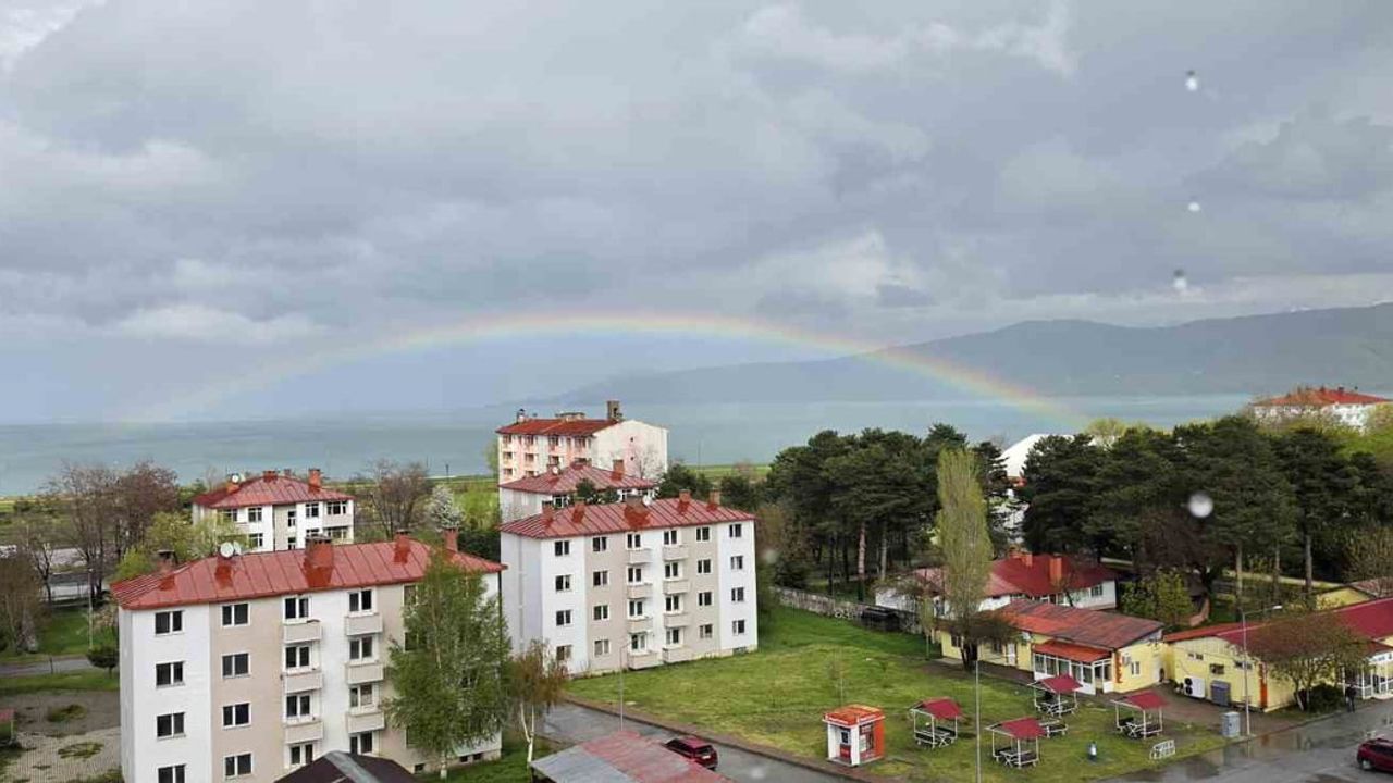 Tatvan'da yağmur sonrası Van Gölü üzerinde gökkuşağı görsel şöleni