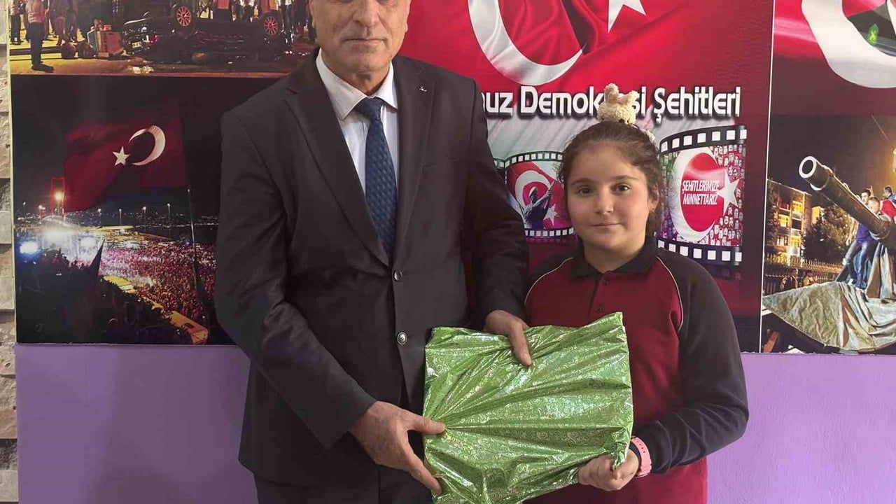 Tatvan'da yavru kuşu kurtarmaya çalışan öğrencilere ödüllendirme