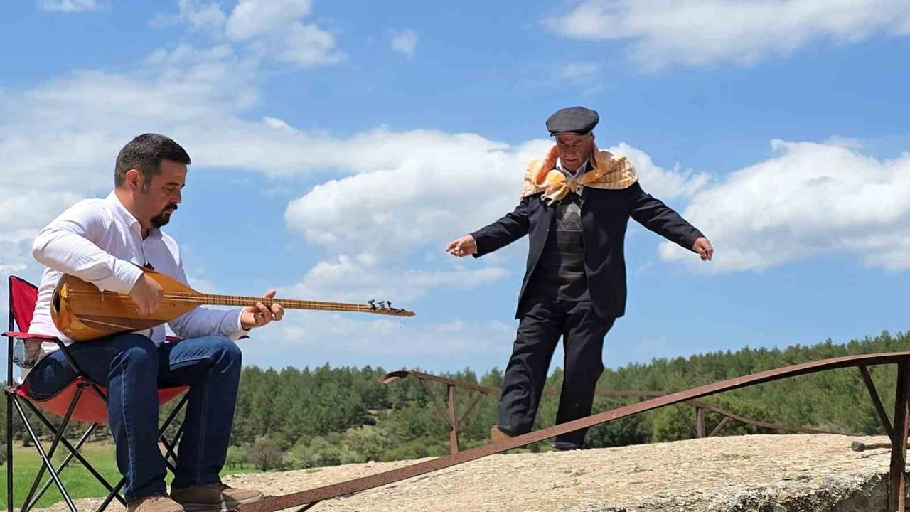 Tavas'ta zeybek geleneği sokaklara ve tarihi mekanlara taşındı