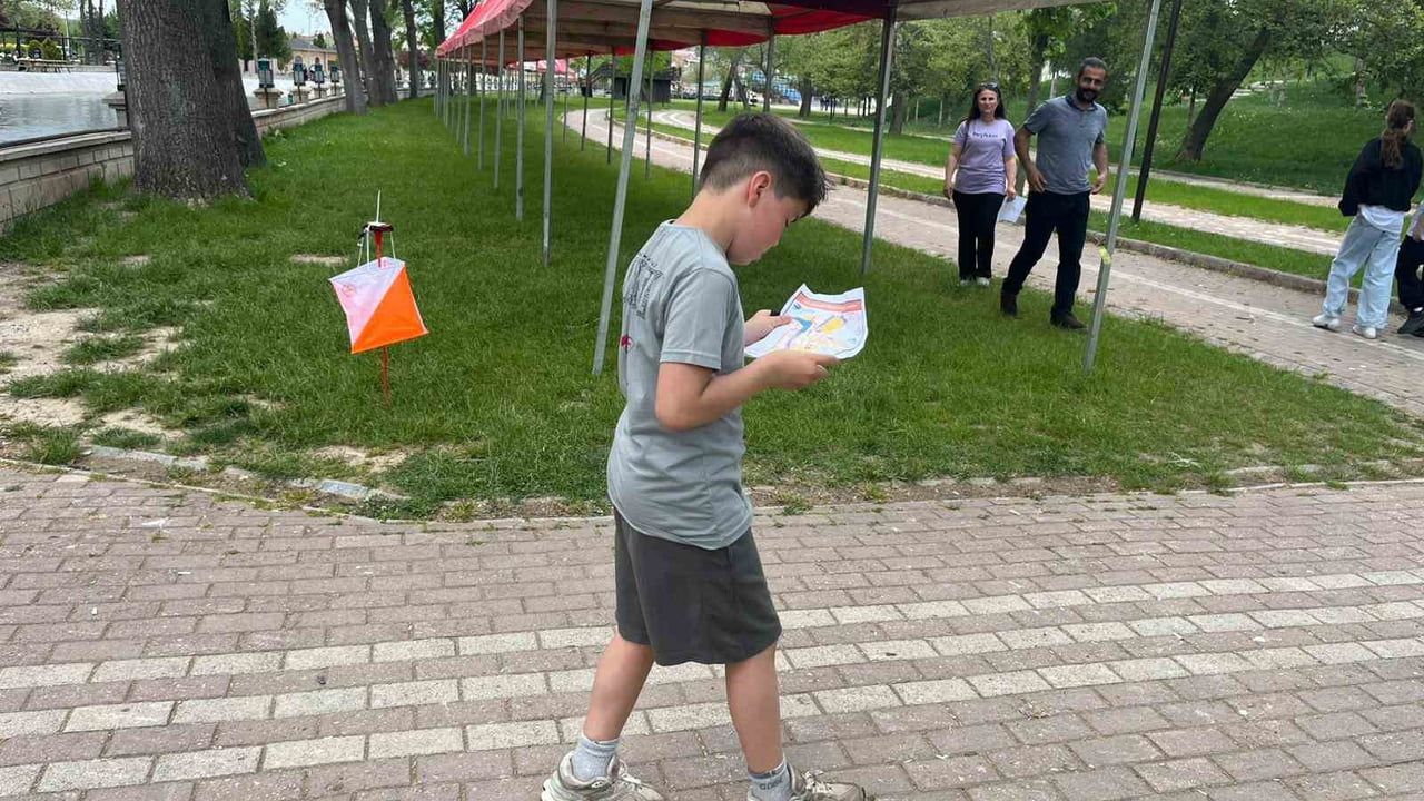 Tavşanlı Ada Mesire Alanı’nda gençler oryantiringde hız ve strateji mücadelesi verdi