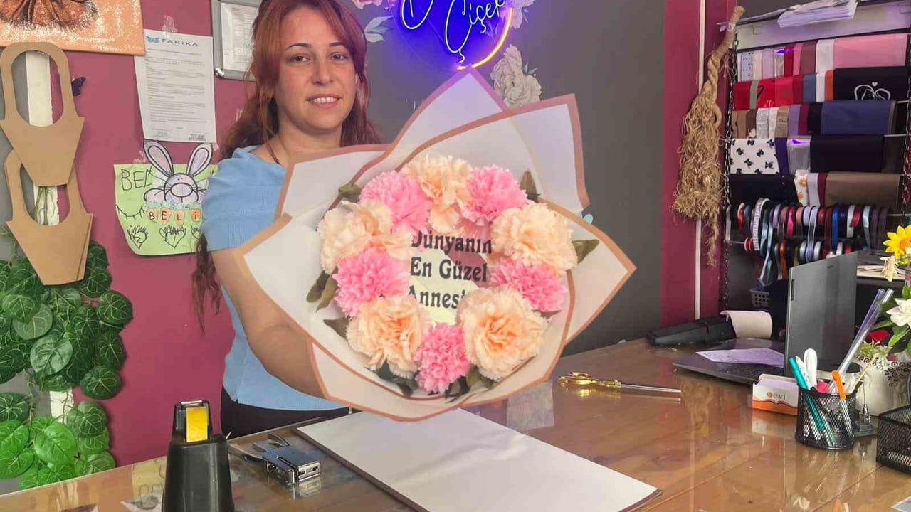 Tavşanlı'da çiçekçiler Anneler Günü'ne hazır: Geniş ürün yelpazesi ve özel tasarımlar