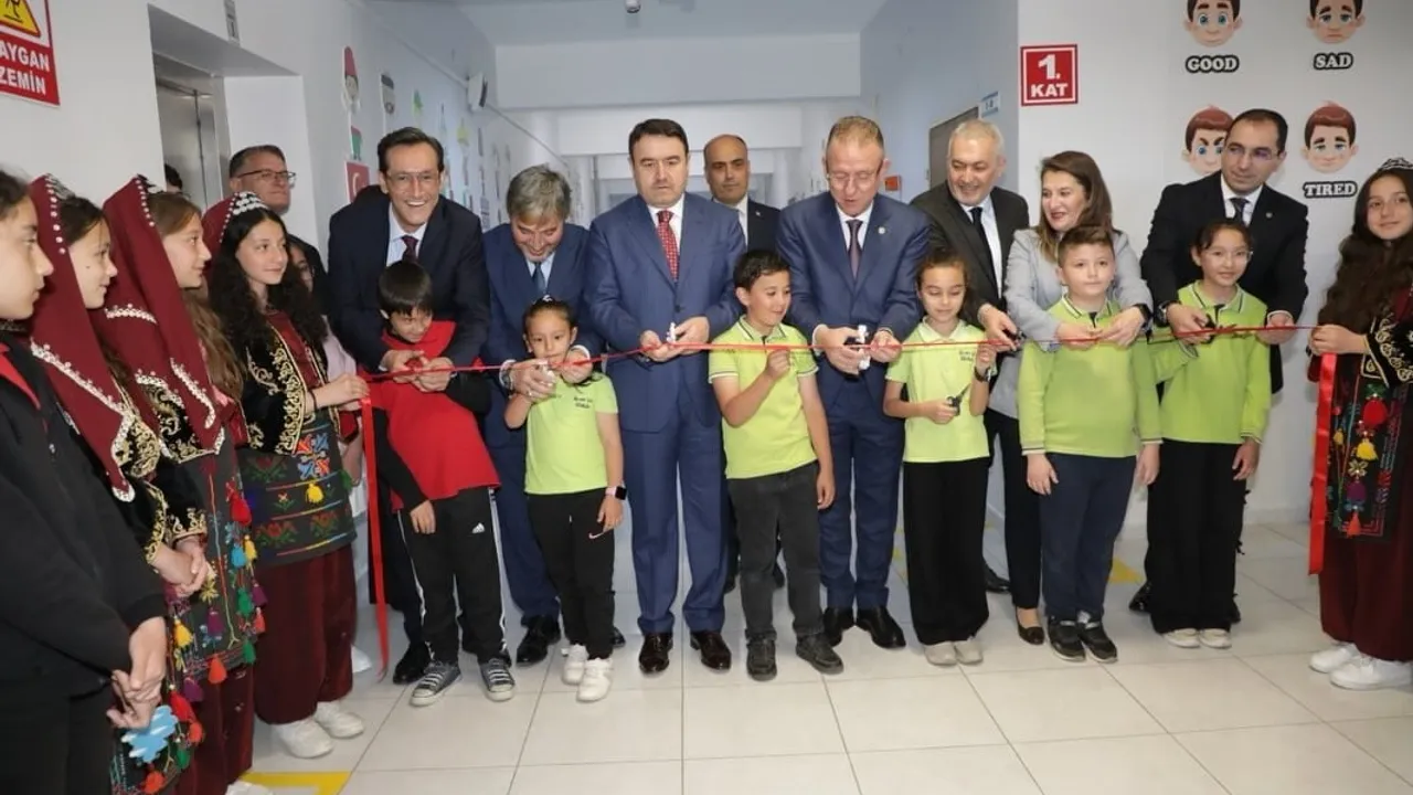 Tavşanlı’da eğitim ve sosyal yaşamı güçlendiren üç yatırım aynı gün açıldı