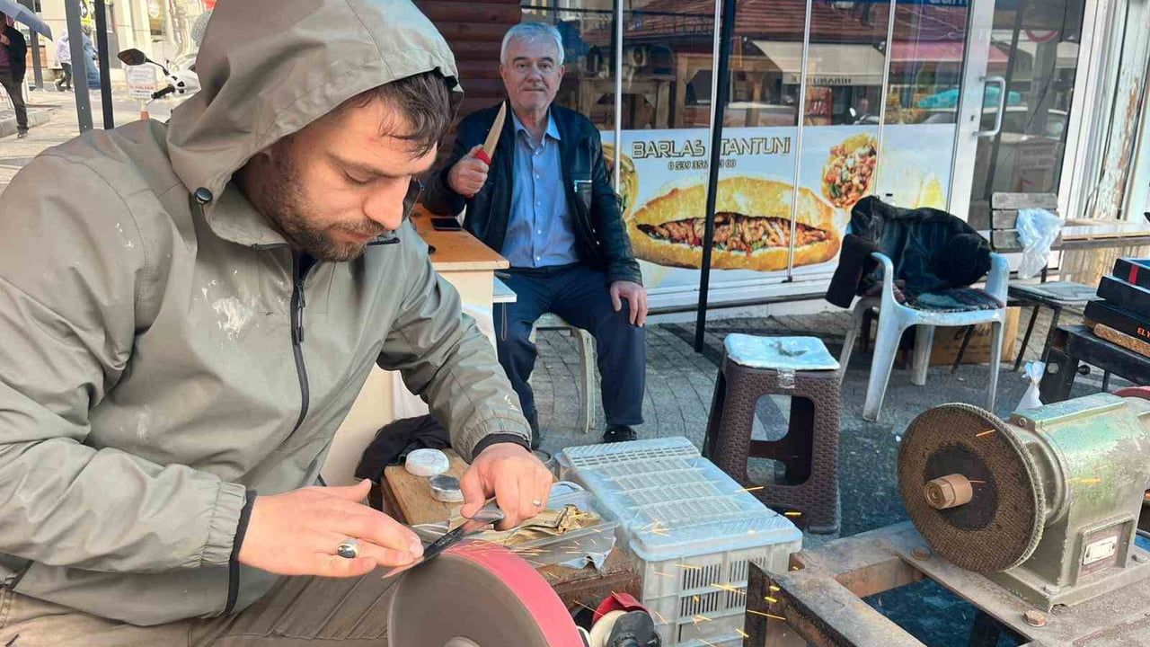 Tavşanlı'da Kurban Bayramı Öncesi Bıçak ve Satır Bileme Mesaisi Erken Başladı