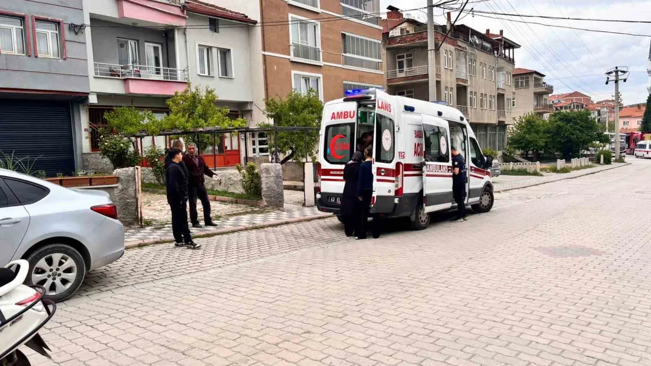 Tavşanlı’da motosiklet kediye çarpmamak için manevra yaptı; iki kişi yaralandı