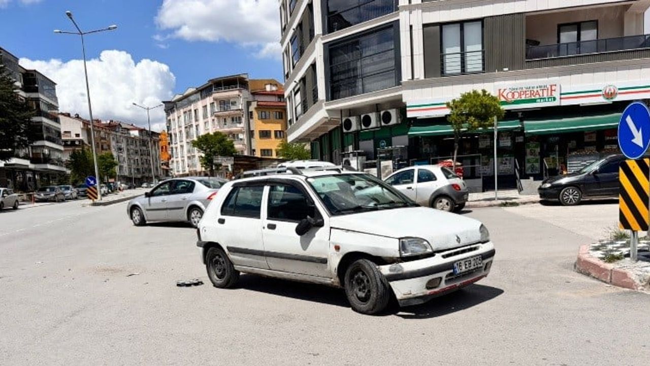 Tavşanlı'da otomobil ile motosiklet çarpıştı: 1 yaralı