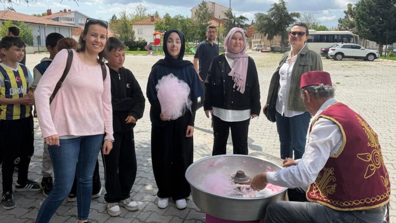 Tavşanlı MYO öğrencileri 'Sevgi Köprüsü' ile Kuruçay'ta çocuklarla buluştu