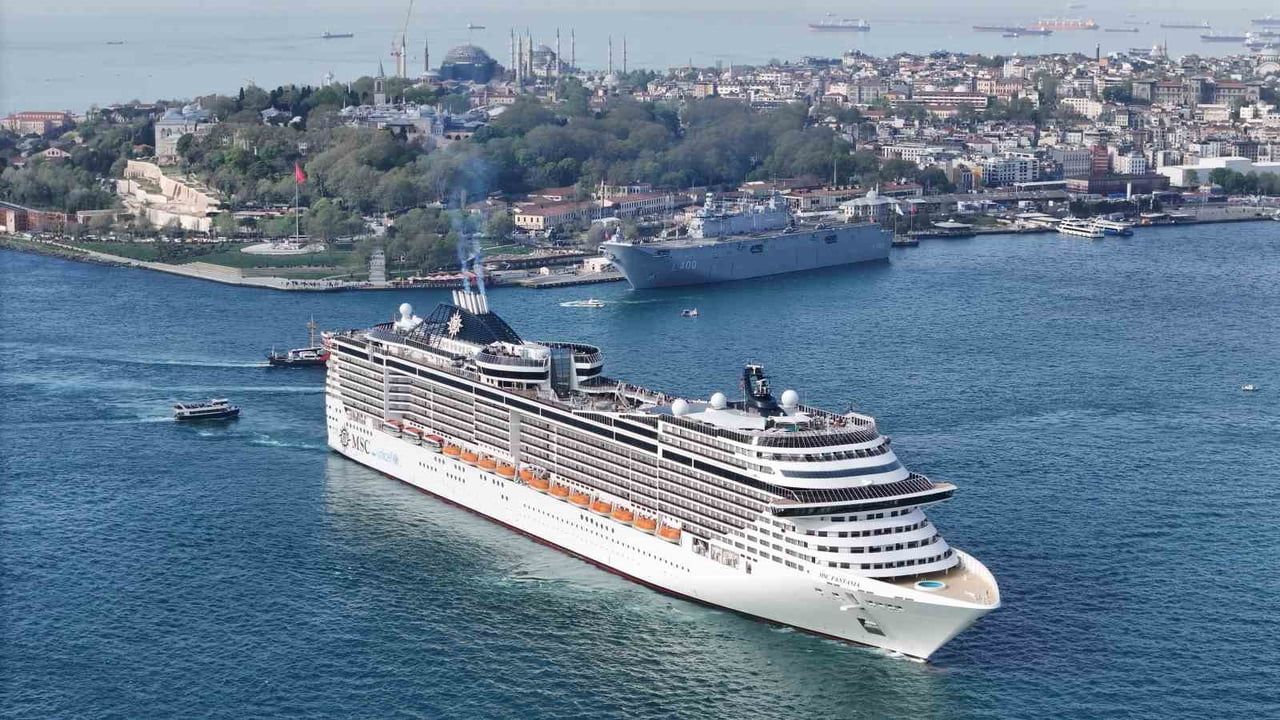 TCG Anadolu, SAHA EXPO 2026 kapsamında Sarayburnu’nda turistlerin ilgisini çekti