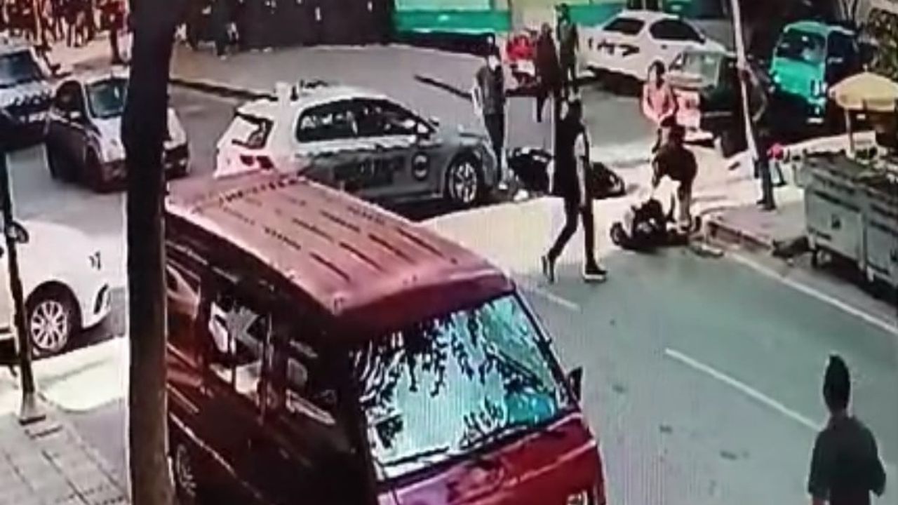 Tekirdağ Çorlu'da otomobil ile motosiklet çarpıştı: 2 yaralı, kaza kamerada