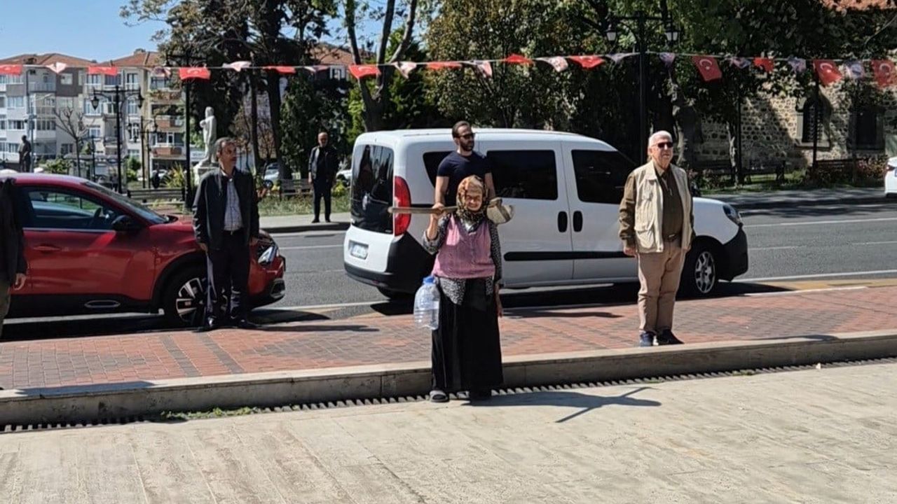 Tekirdağ'da Gençlik Haftası töreni: Caddeden geçenler İstiklal Marşı'na eşlik etti