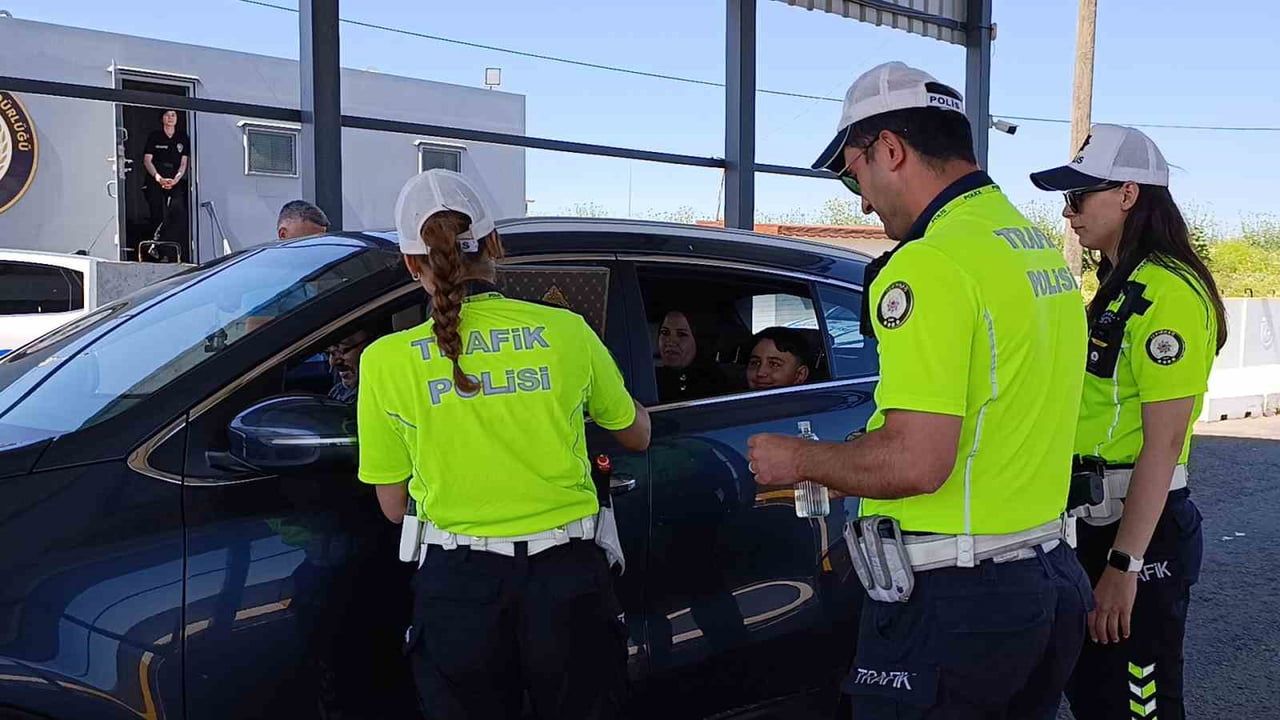 Tekirdağ'da Kurban Bayramı öncesi trafik denetimleri: Polis sürücülere çikolata ve kolonya ikram etti
