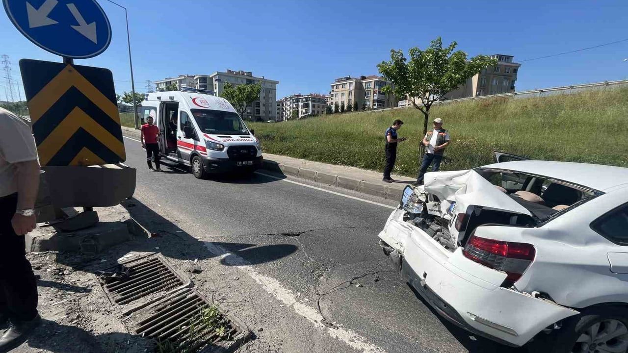 Tekirdağ'da trafik polisi Figani Garip, kaza sonrası yolu süpürerek sürücü güvenliğini sağladı