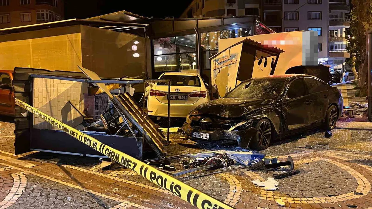 Tekirdağ Hayrabolu'da otomobil otobüs durağına çarptı: 3 kişi yaralandı