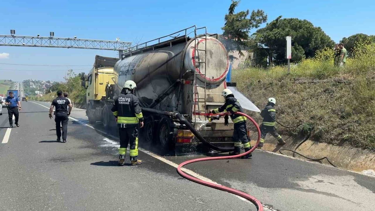 Tekirdağ-İstanbul Karayolu'nda beton yüklü kamyonda lastik yangını trafik akışını etkiledi