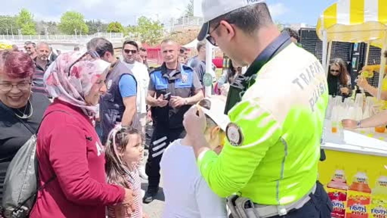 Tekirdağ Polisi Anneler Günü ve Çocuk Şenliğinde Bilgilendirme ve Hediye Dağıttı