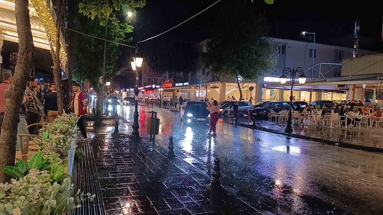 Tekirdağ Süleymanpaşa'da Gece Saatlerinde Şiddetli Sağanak: Cadde ve Sokaklarda Su Birikintileri
