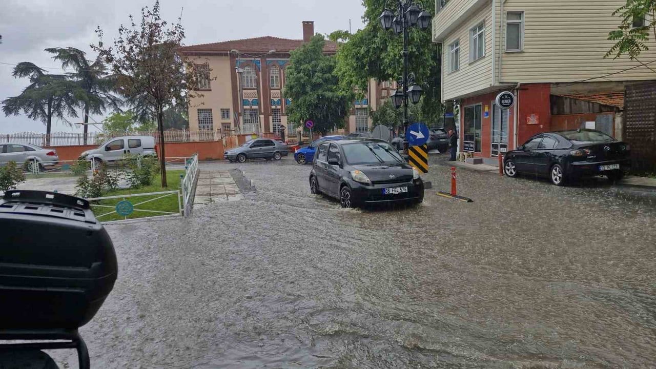 Tekirdağ Süleymanpaşa'da Sağanak Cadde ve Sokakları Dereye Çevirdi