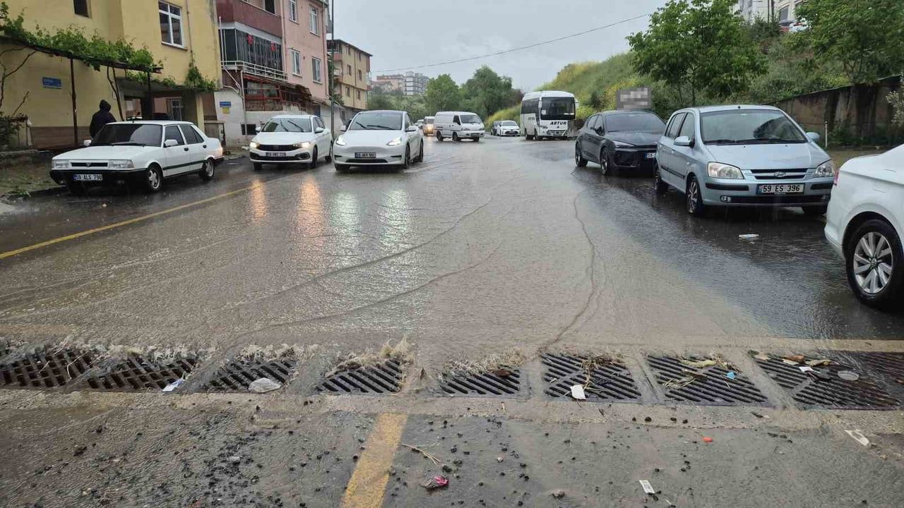 Tekirdağ Süleymanpaşa'da sağanak yaşamı etkiledi — yollar dereye döndü
