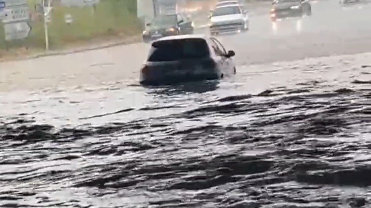 Tekirdağ Süleymanpaşa'da Yaklaşık 10 Dakikalık Sağanak Ulaşımı ve Günlük Yaşamı Etkiledi