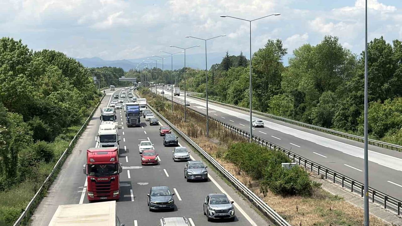TEM Otoyolu Düzce geçişinde Kurban Bayramı nedeniyle Ankara yönünde trafik yoğunluğu