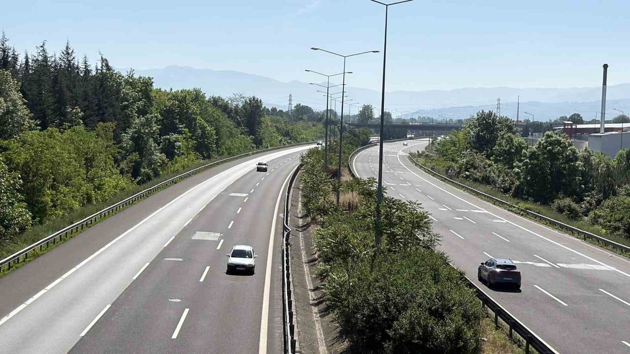 TEM Otoyolu Düzce Geçişinde Kurban Bayramı'nın İlk Günü Trafik Sakinliği