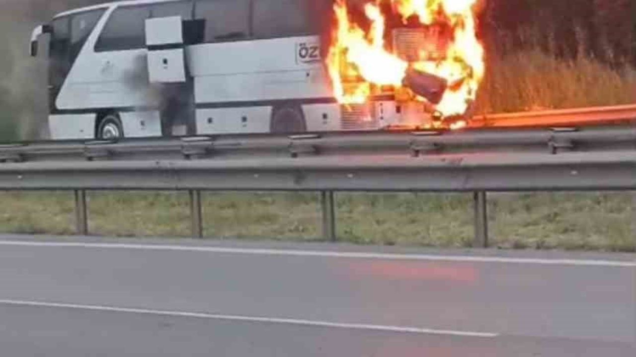TEM Otoyolu Gebze mevkisinde şehirlerarası otobüsü yandı; yolcular tahliye edildi