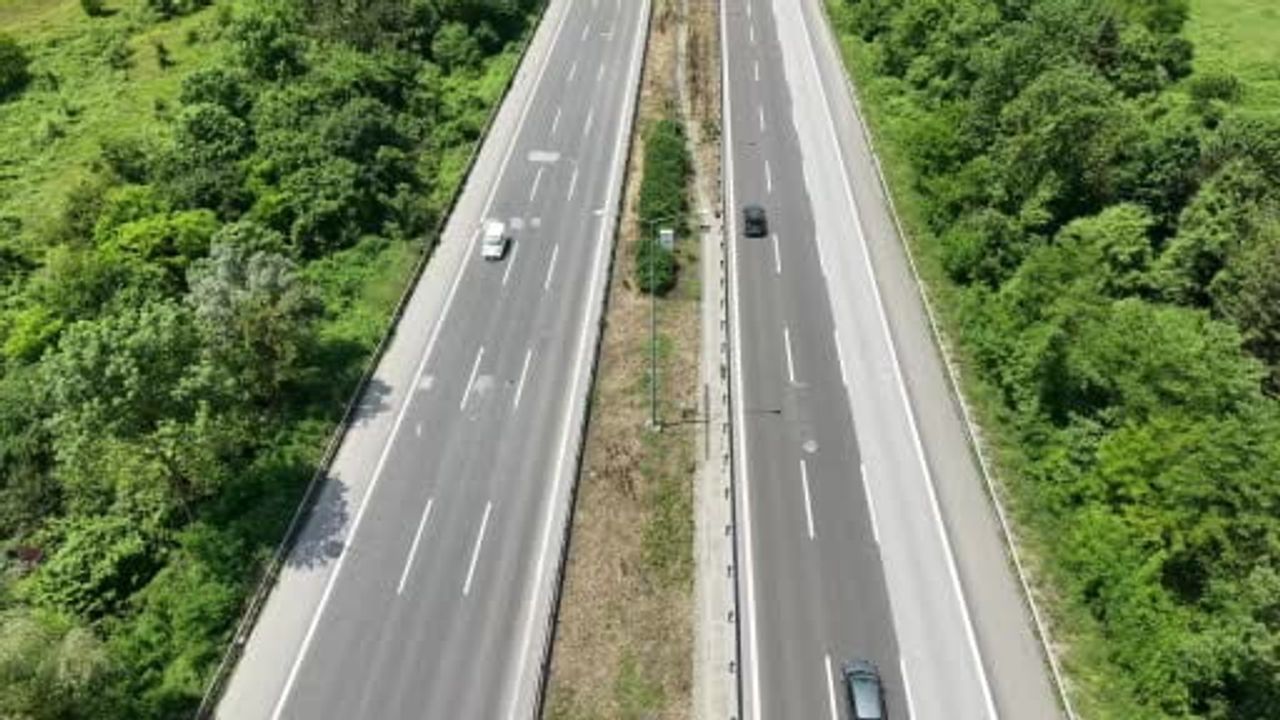 TEM Otoyolu'nun Düzce Geçişinde Arefe Trafiği Akıcı İlerliyor