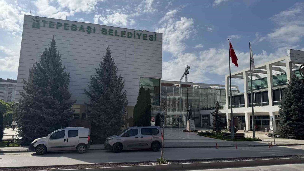 Tepebaşı Belediyesi'ne yolsuzluk operasyonu: KOM ekipleri belediye binası ve çalışan evlerinde arama yaptı