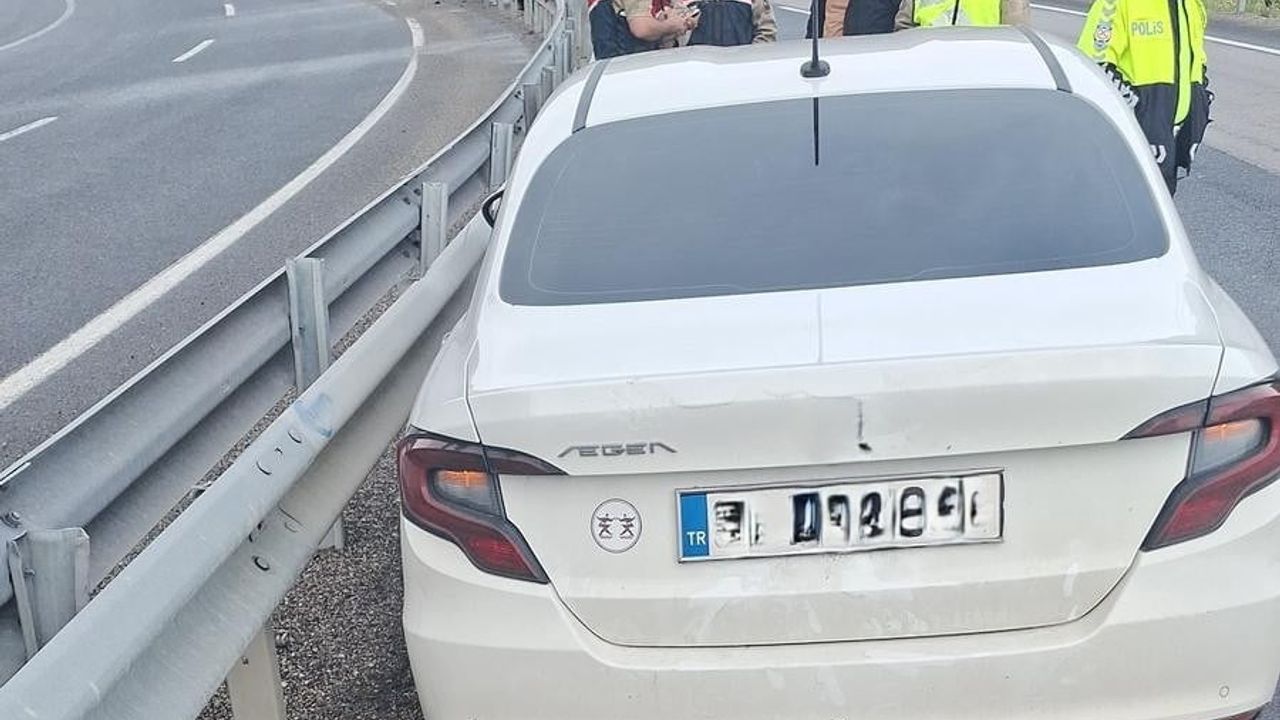 Tercan'da otomobil bariyere çarptı: Bir çocuk yaralandı