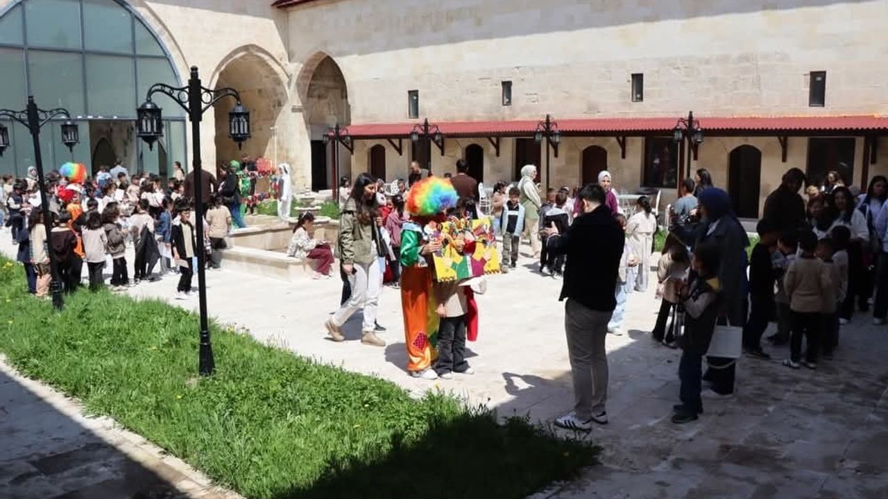 Tercan'da Üniversite Öğrencilerinden Çocuk Şenliği