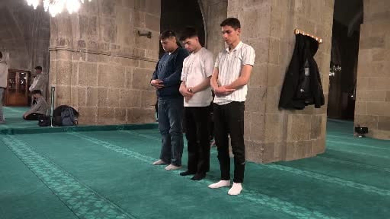 Tevfik İleri Anadolu Lisesi'nin cami buluşmaları 100. ziyarete ulaştı — Ulu Camii'nde yatsı namazı