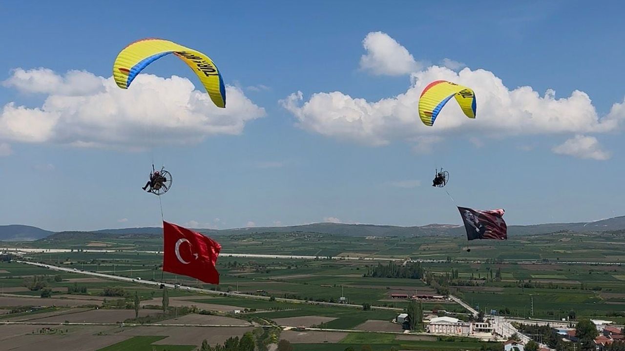 THK İnönü'de Paramotorlu Pilotlar 19 Mayıs'ı Gökyüzünde Türk Bayrağı ve Atatürk Posteriyle Kutladı