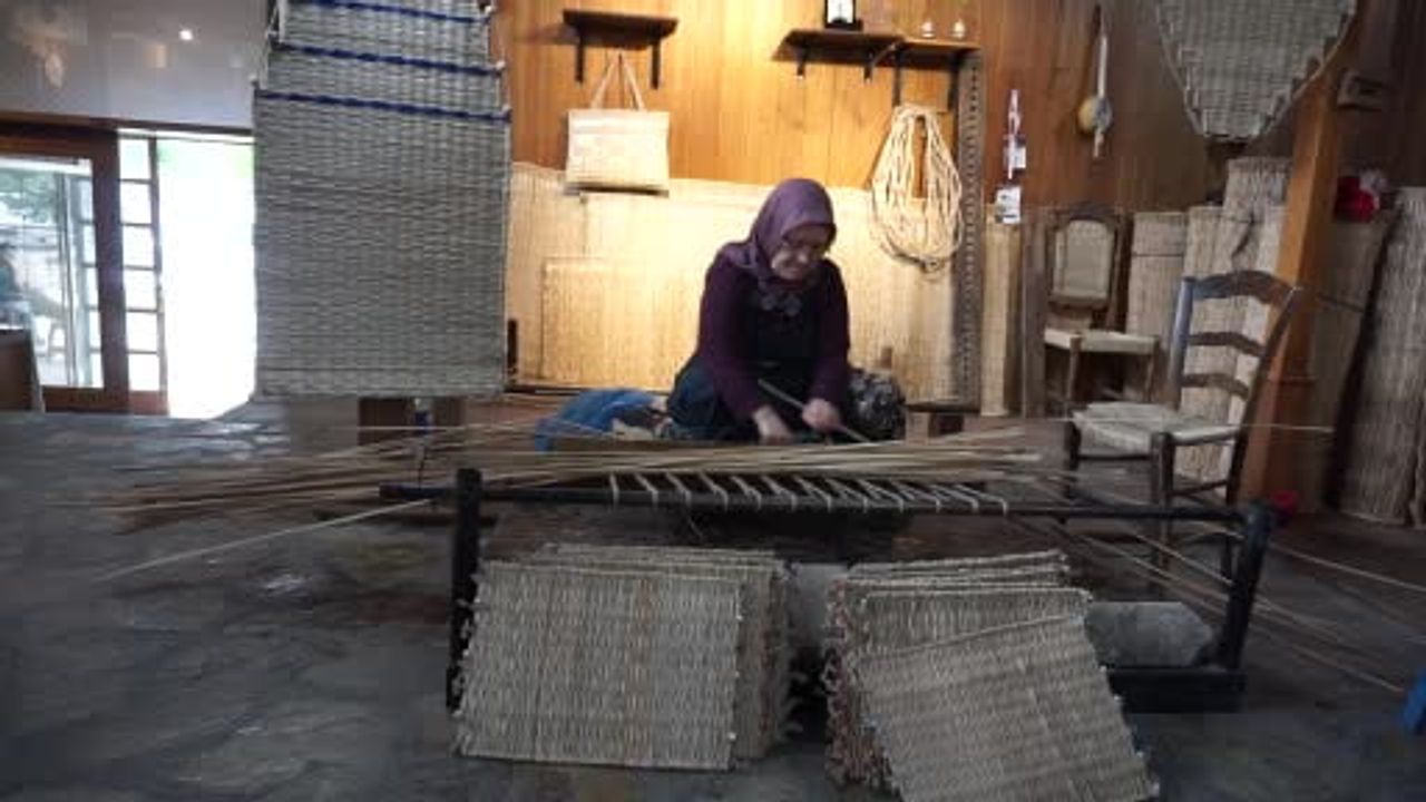 Tire'de Hasır Dokumacılığını Yarım Asırdır Sürdüren Zuhal Narin