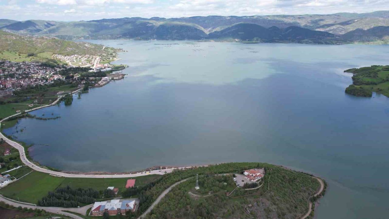 Tokat Almus’ta kuraklıkta yapılan stabilize yol, barajın dolmasıyla sular altında kaldı