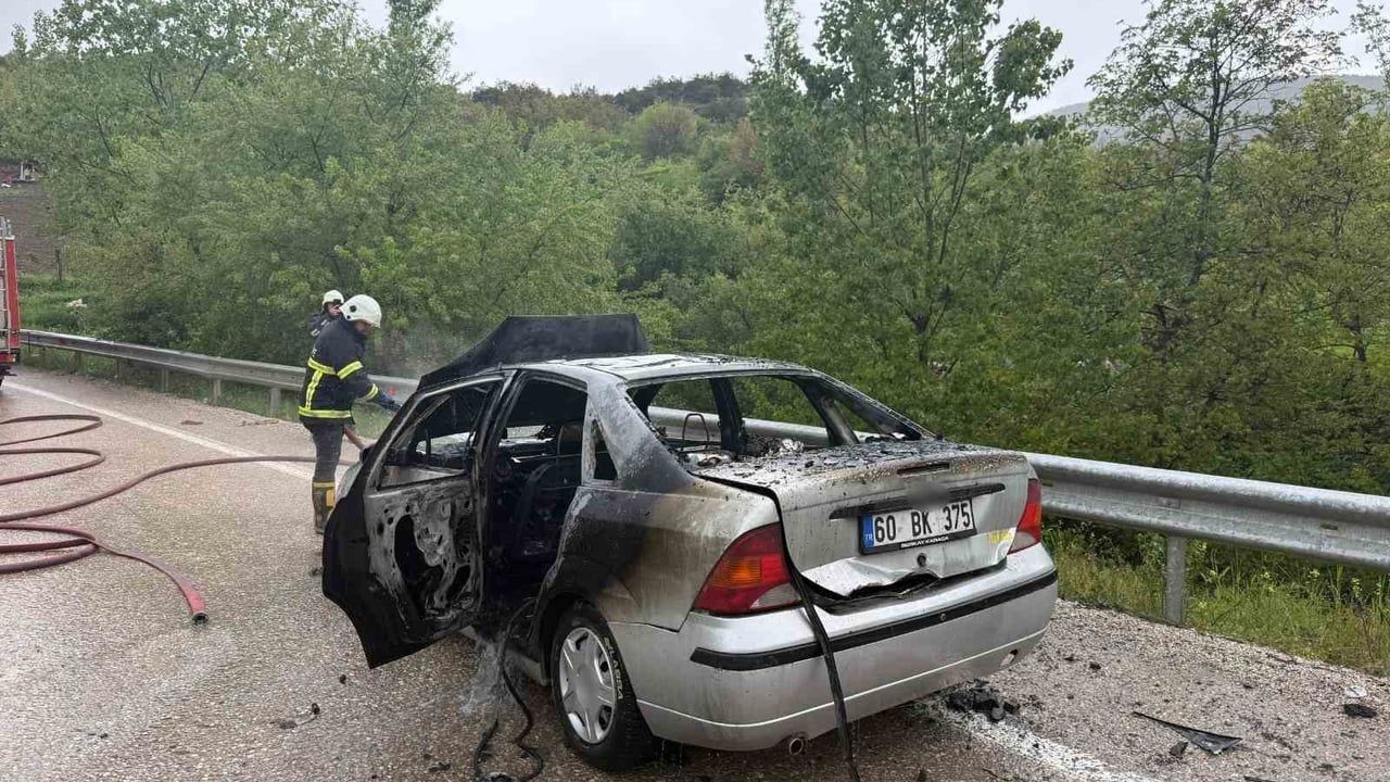 Tokat Almus'ta Seyir Halindeki Otomobil Alev Alarak Kullanılamaz Hale Geldi