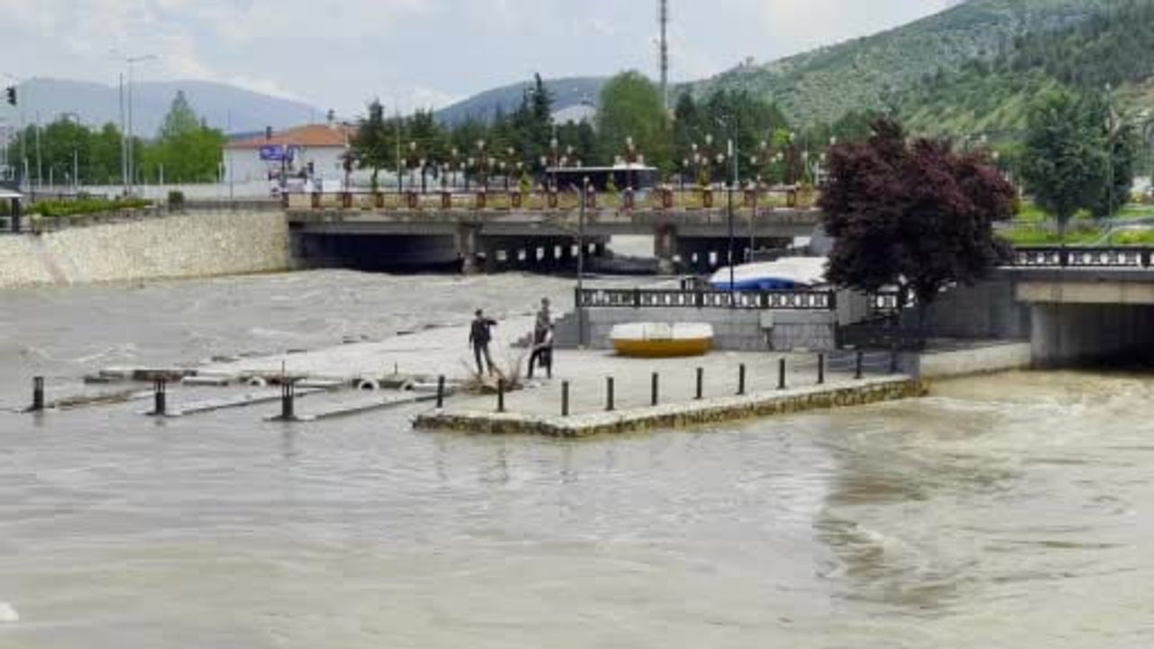 Tokat Belediye Başkanı Yazıcıoğlu, Yeşilırmak’ta akıntıyla gelen ağaç parçalarını topladı