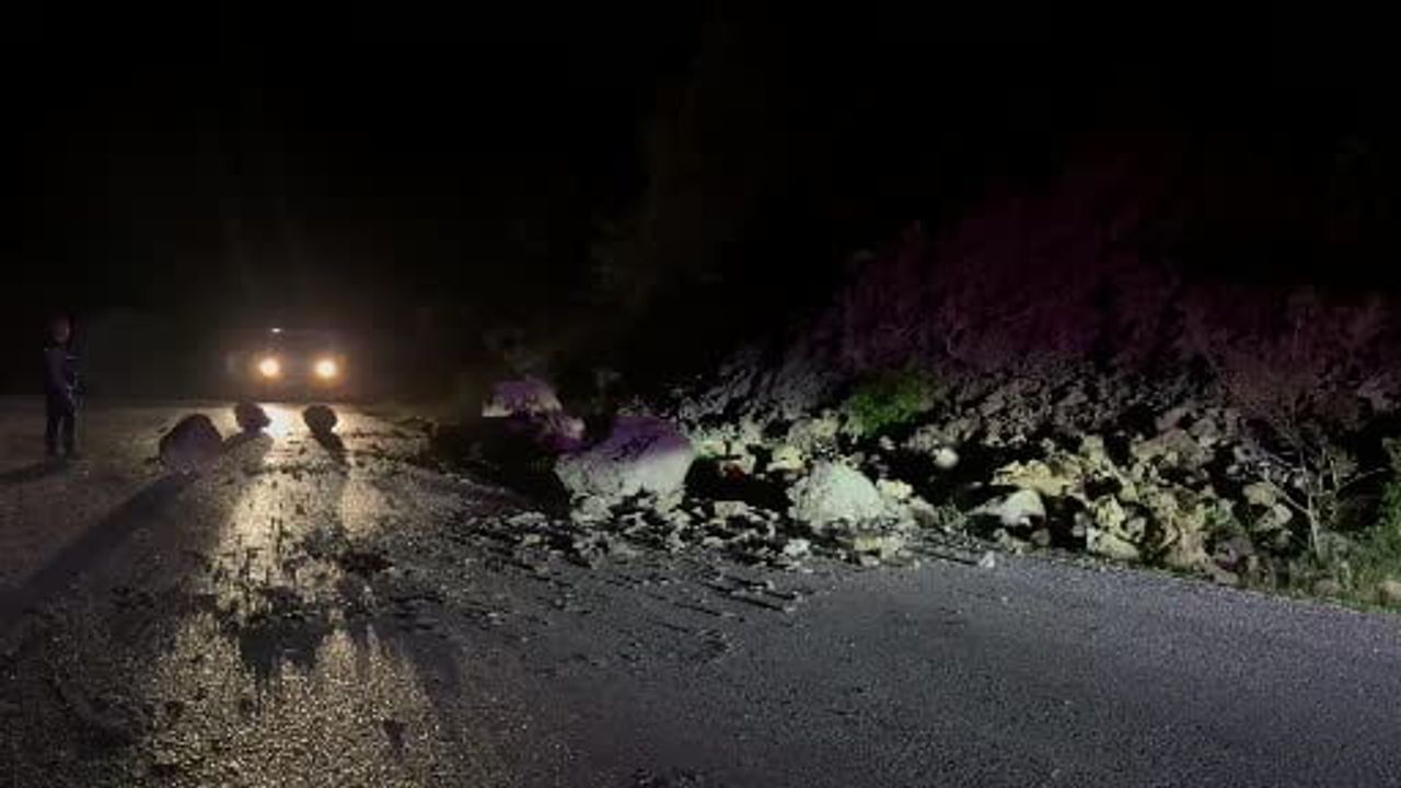Tokat Çat yolunda yamaçtan düşen kaya parçaları, ekipler müdahale etti