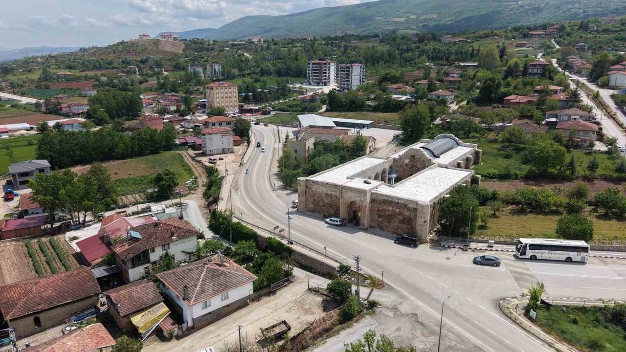 Tokat Pazar'daki 8 asırlık Mahperi Hatun Kervansarayı restorana dönüştü