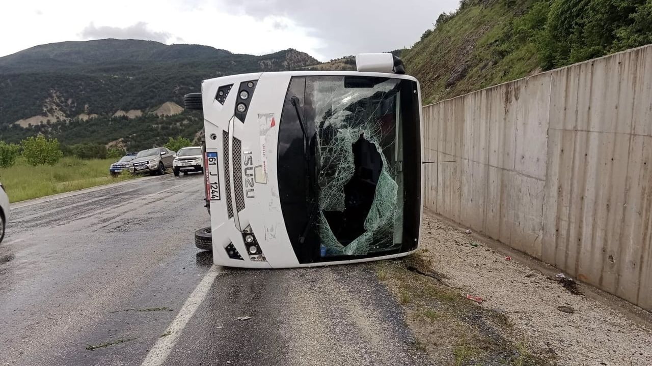 Tokat Reşadiye'de Esenyurt Belediyesi minibüsü devrildi; itfaiye aracıyla çarpıştı — 4 yaralı