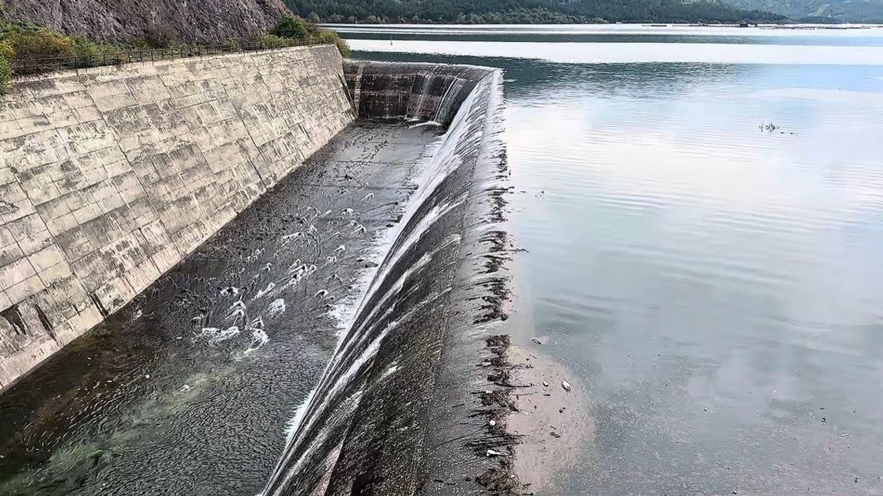Tokat'ta Almus Barajı dolusavaktan taşan su dron ile görüntülendi