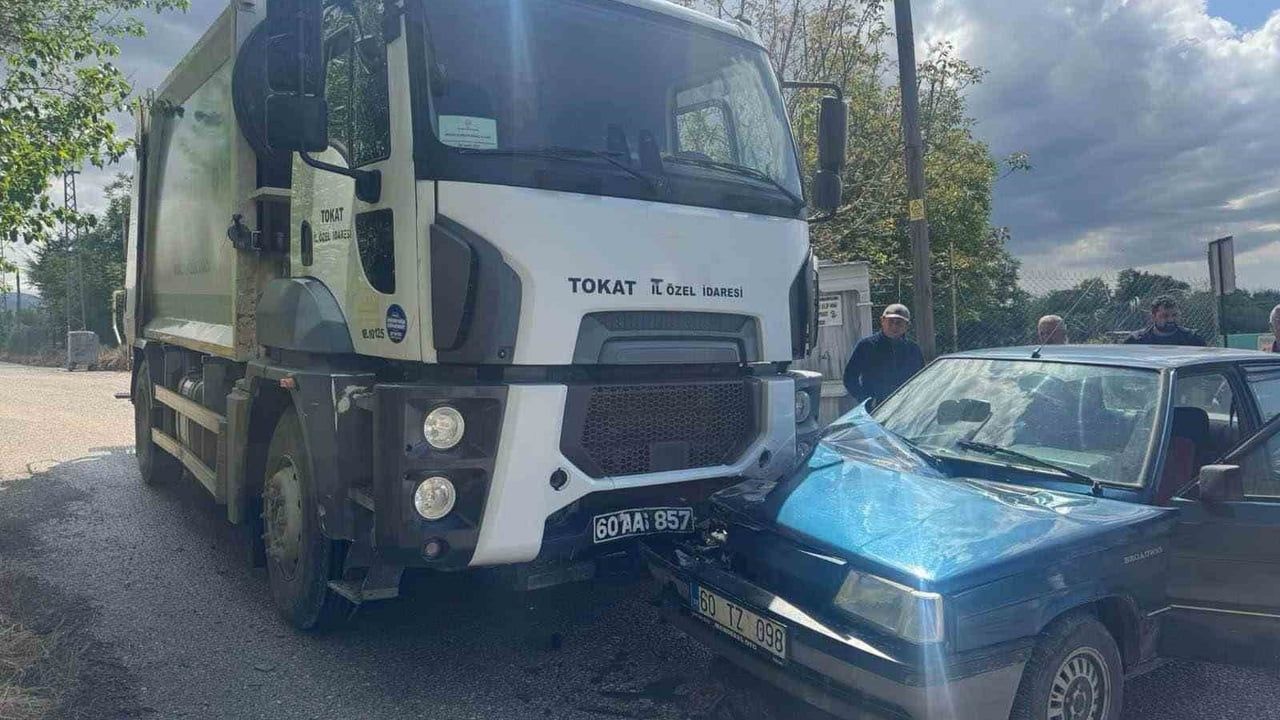 Tokat'ta çöp kamyonu ile otomobil çarpıştı: 2 kişi yaralandı
