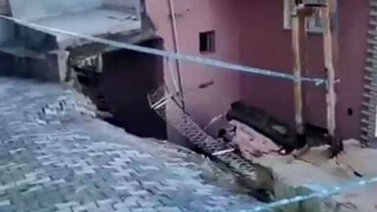 Tokat'ta istinat duvarı çöktü; 3 katlı binada hasar oluştu