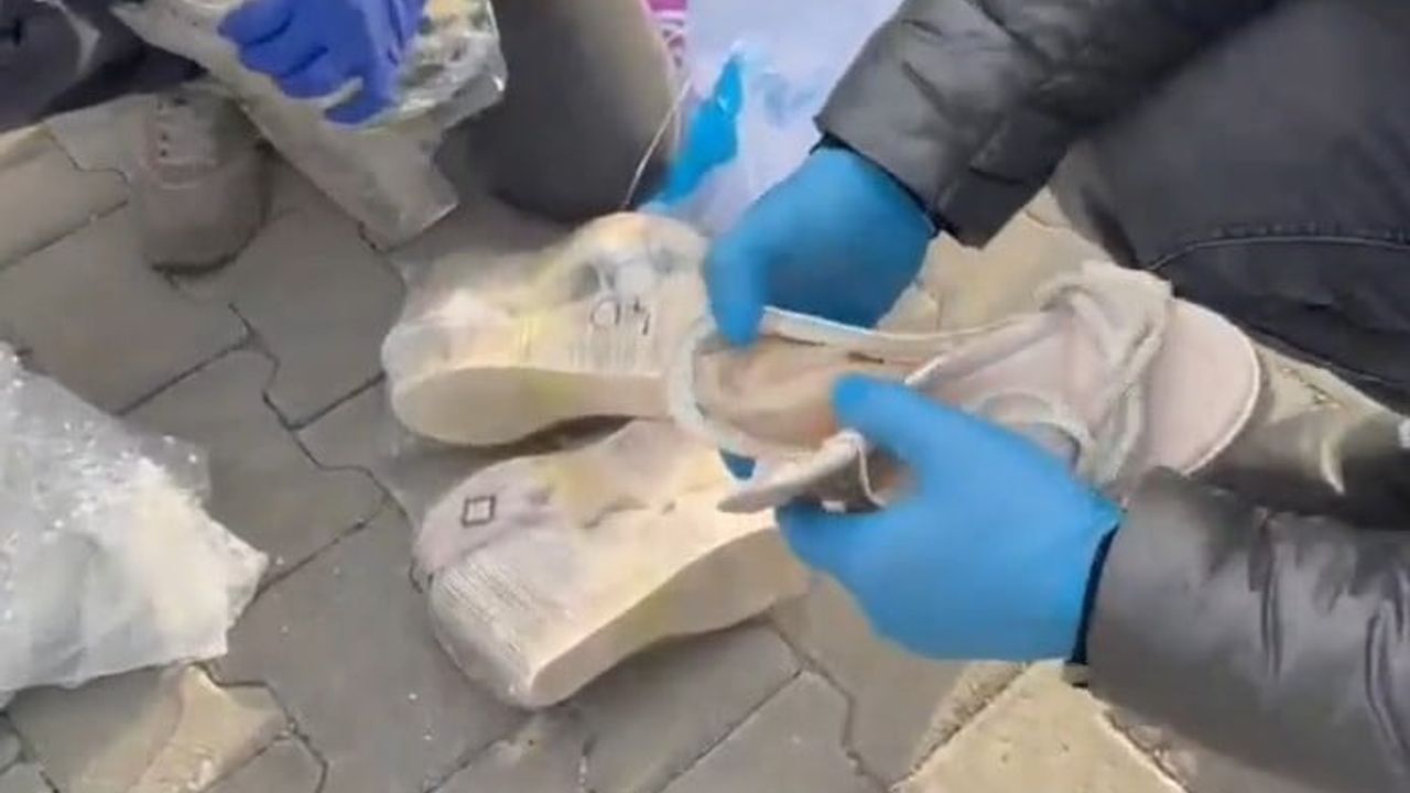 Tokat'ta kadın ayakkabılarının tabanlarına gizlenmiş 1 kilo 675 gram eroin ele geçirildi