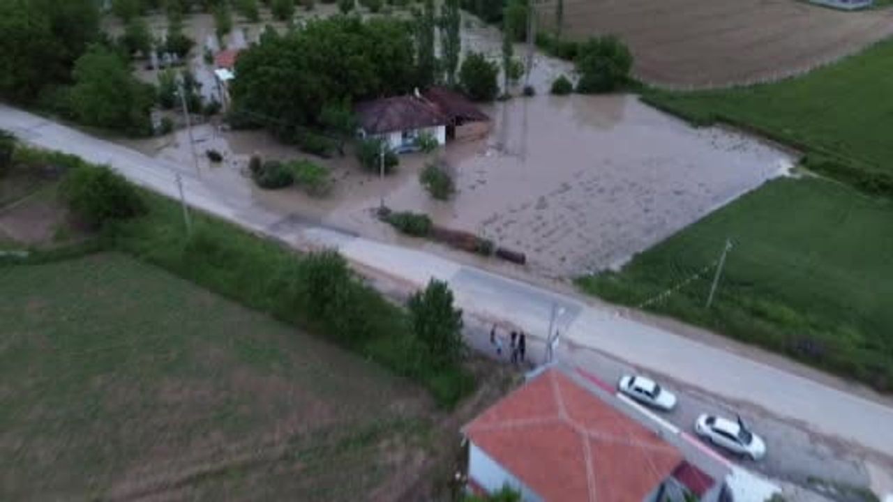 Tokat'ta Kelkit Çayı taştı: Erbaa'ya bağlı Tepekışla'da evler ve seralar su altında kaldı