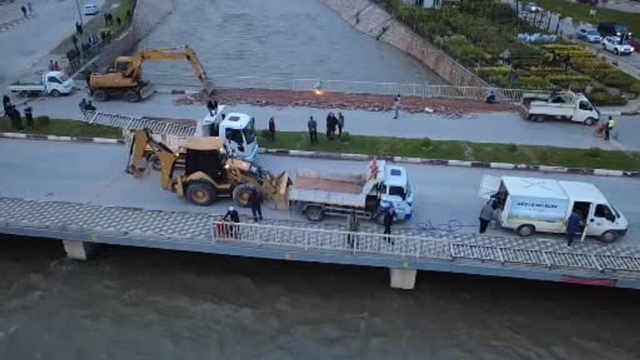Tokat’ta taşkın riski nedeniyle Çedaş Köprüsü yıkımına başlandı