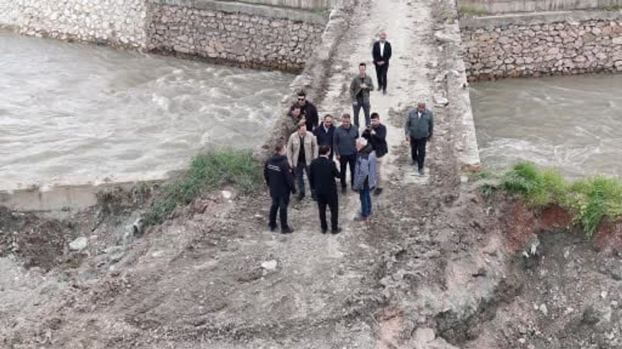 Tokat'ta taşkın riski nedeniyle Yeni Yeşil Küçük Sanayi Sitesi'ndeki köprünün kontrollü yıkımı başladı