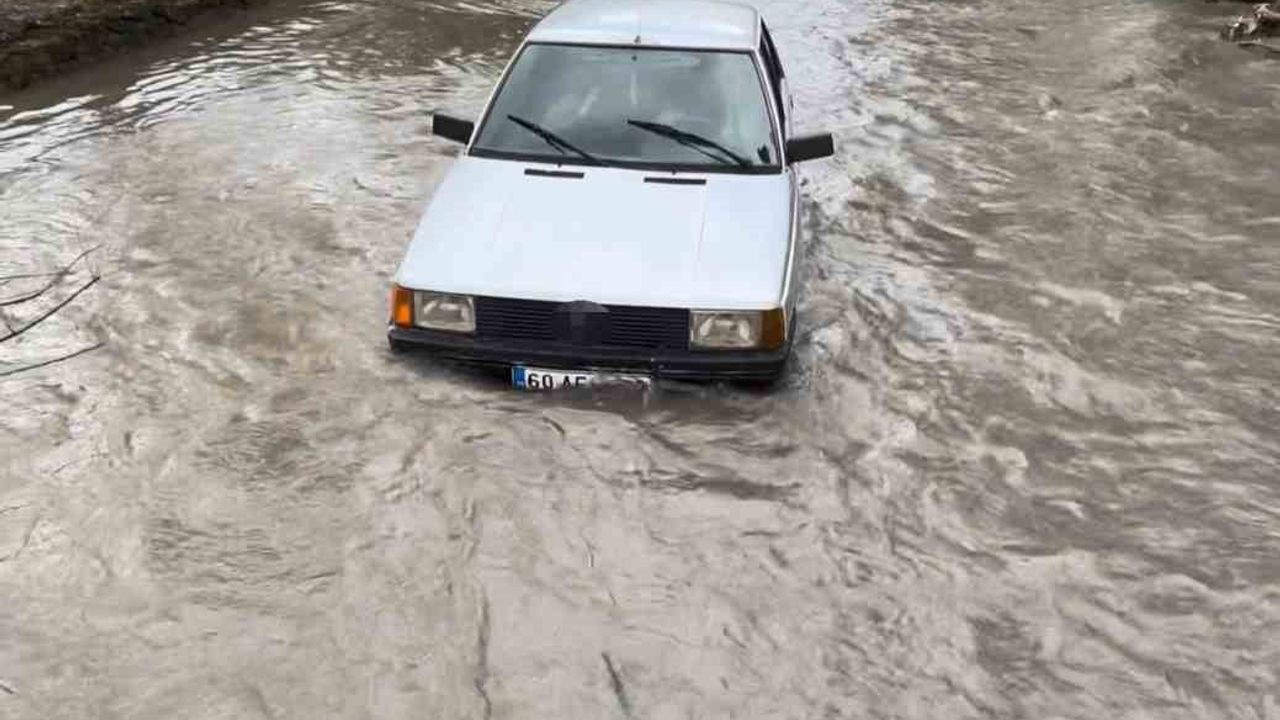 Tokat'ta Yeşilırmak'taki taşkında mahsur kalan araç kurtarıldı