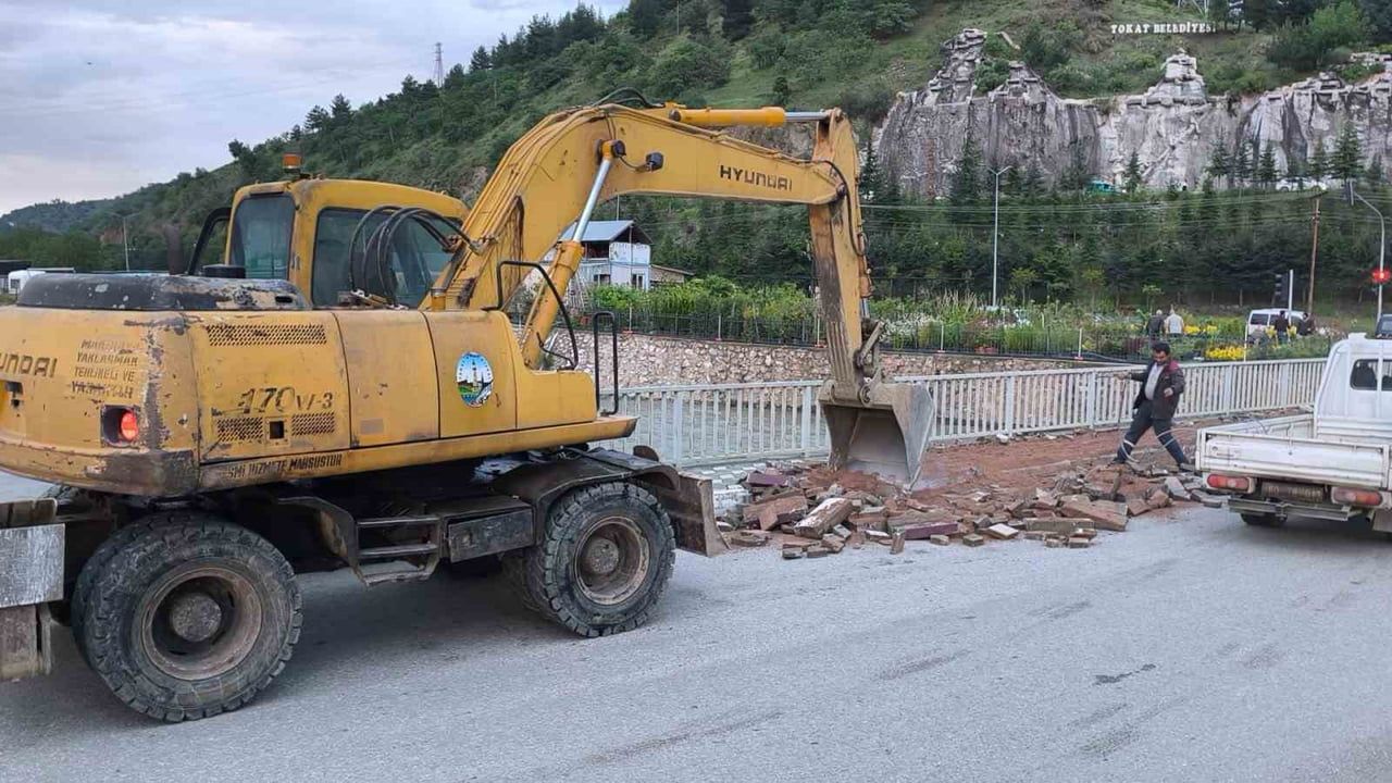 Tokat'ta Yeşilırmak Taşkını: Çedaş Köprüsü Yıkımı İçin Çalışma Başlatıldı