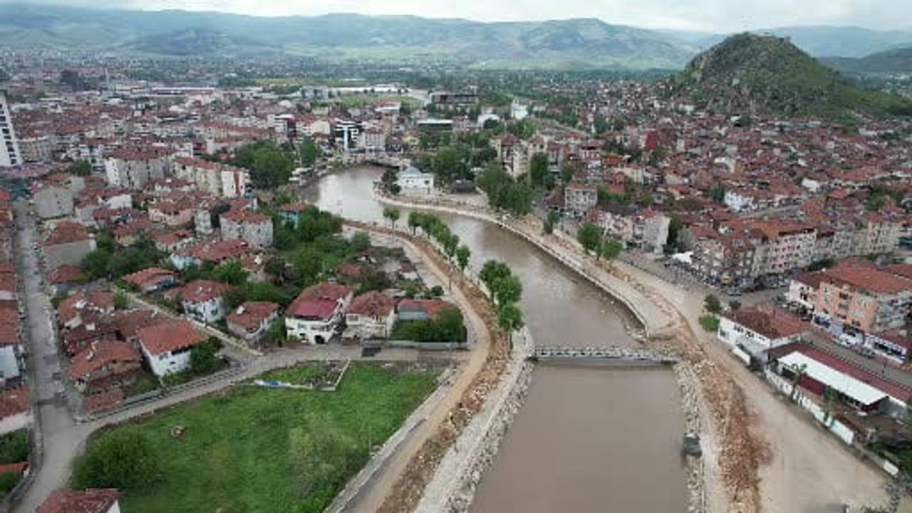 Tokat Turhal’da Taşkın Tedbirleri Sonrası Esnaf Kepenkleri Yeniden Açtı