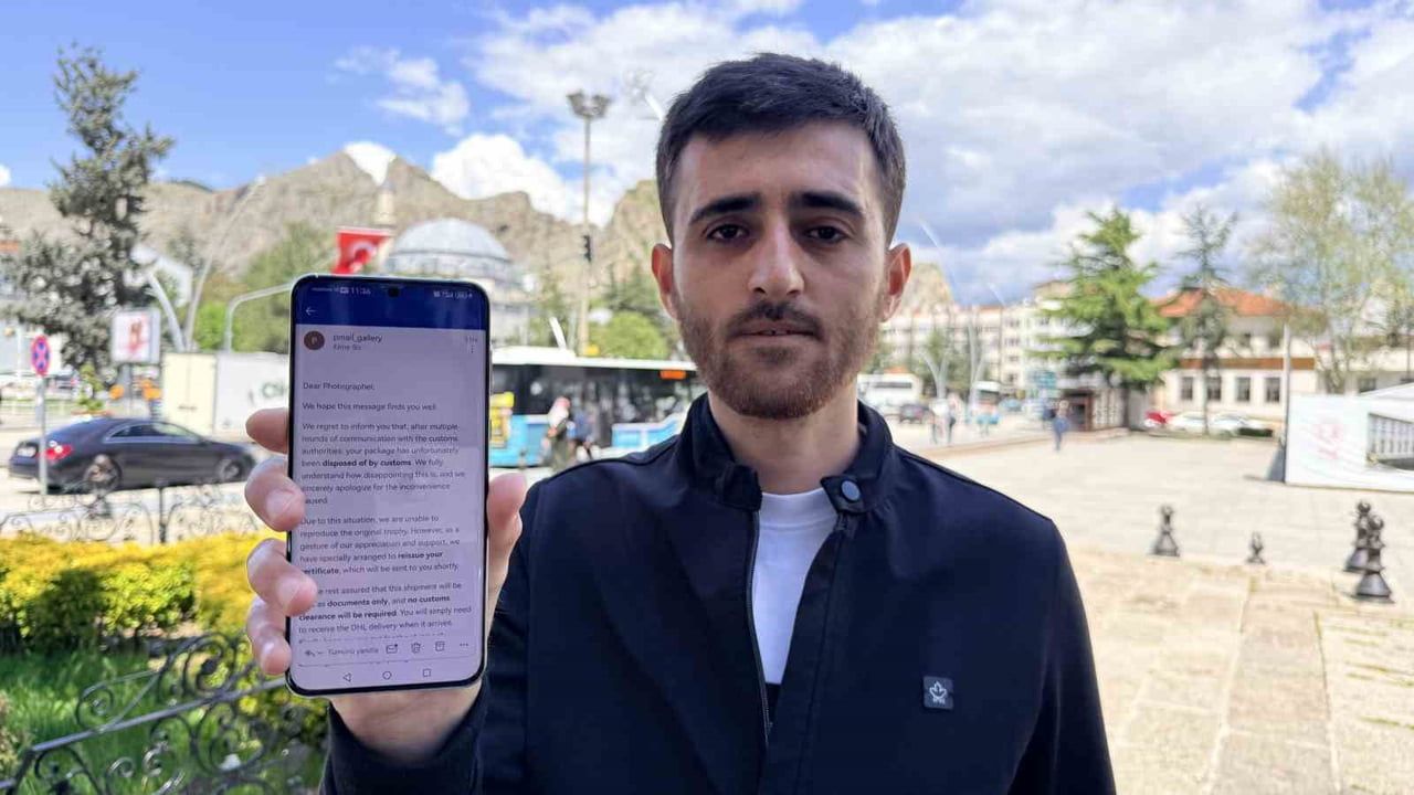 Tokatlı amatör fotoğrafçı Mehmet Emin Coruş'un XMAGE ödülü gümrükten çıkarılarak teslim edildi