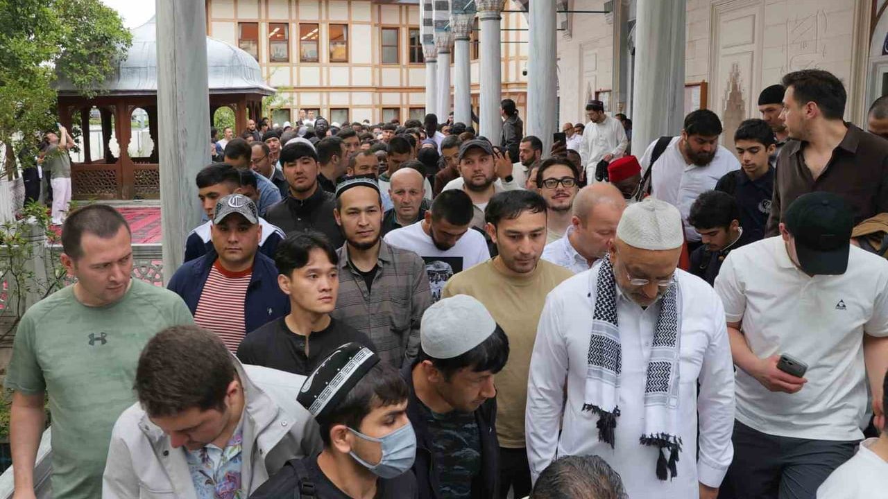 Tokyo Camii'nde Kurban Bayramı namazı yoğunluk nedeniyle üç kez kılındı